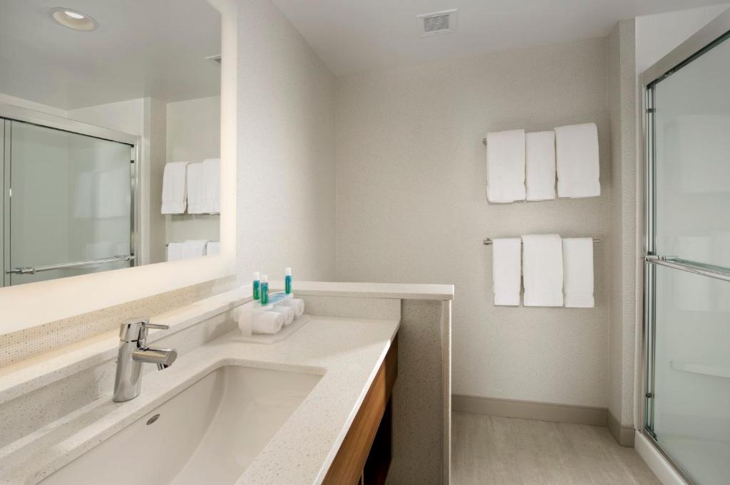 Holiday Inn Express & Suites by IHG Altoona by IHG photo