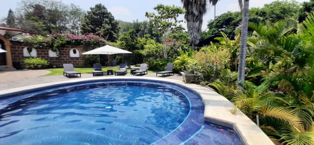 The swimming pool at or close to H Boutique Edén Cuernavaca