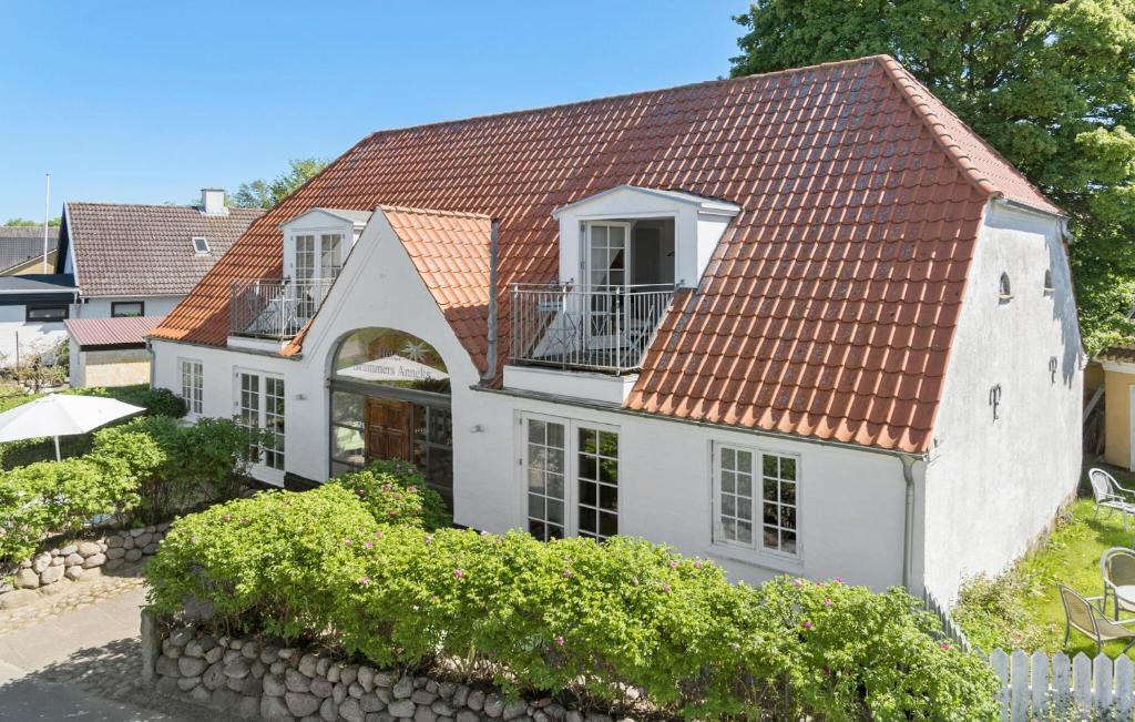 哈德斯萊夫的住宿－Amazing Home In Haderslev With Kitchen，白色房子,有红色屋顶