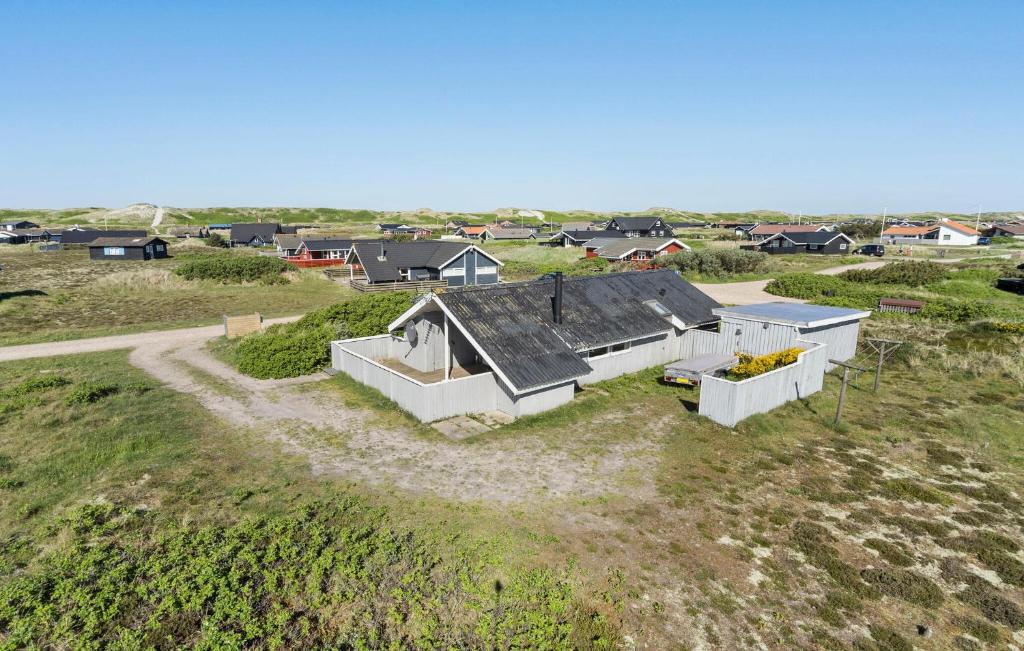 una vista in alto di una casa in un campo di Cozy Home In Hvide Sande With Wifi a Bjerregård