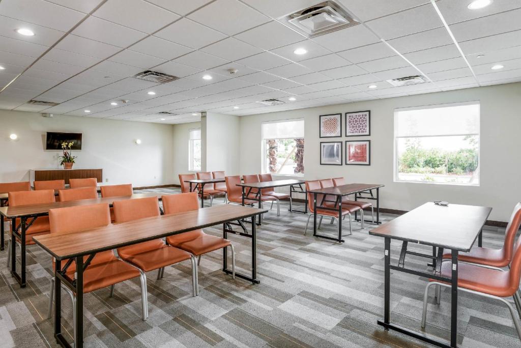 Holiday Inn Express & Suites Lantana by IHG photo