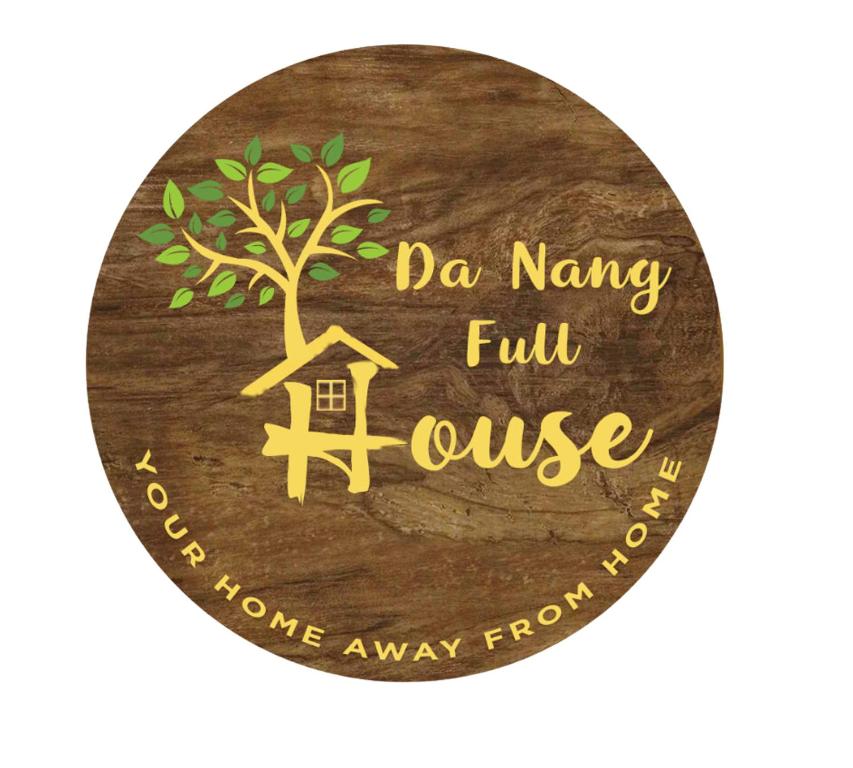 Homestay Da Nang Full House في دا نانغ: لوحة خشبية عليها شجرة ومنزل