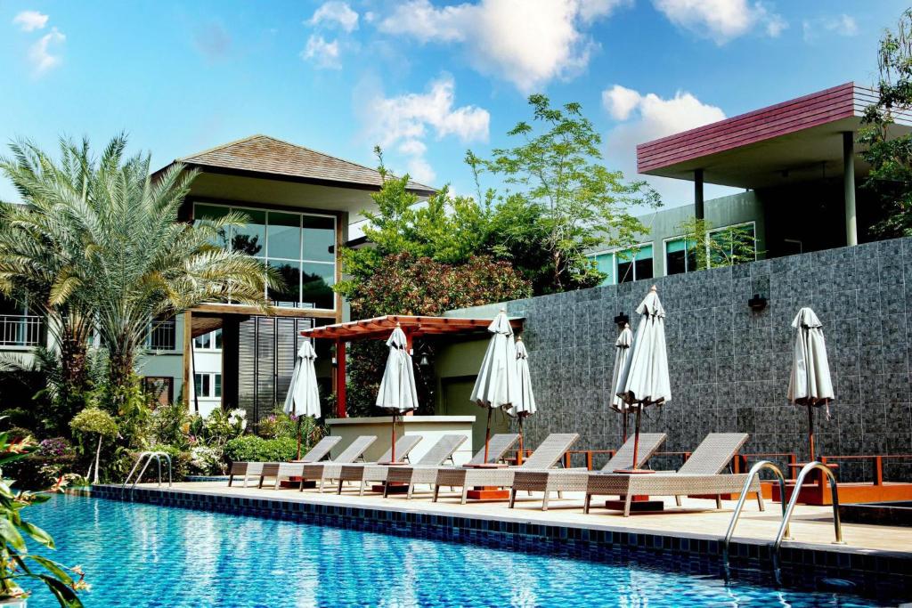 Bazén v ubytování Khaolak Forest Resort nebo v jeho okolí