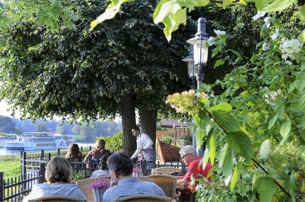 Výhled na řeku, která protéká v blízkosti hotelu