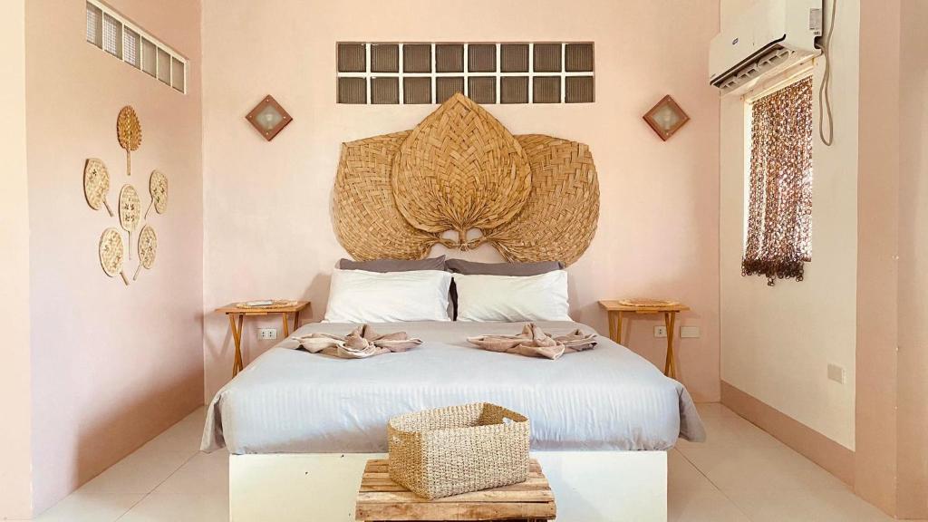 Кровать или кровати в номере Abihon HoferHaus Mactan Guesthouse