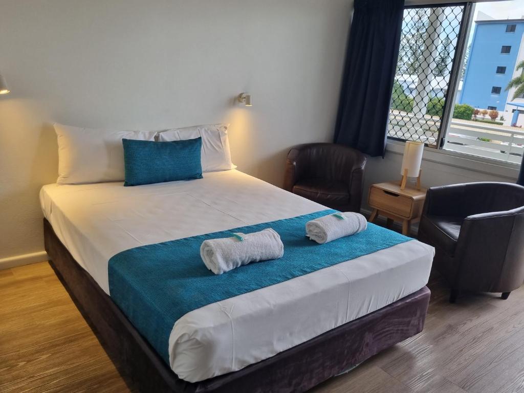 Postel nebo postele na pokoji v ubytování Bargara Beach Hotel