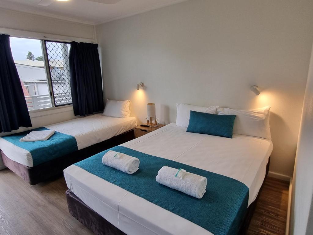 Postel nebo postele na pokoji v ubytování Bargara Beach Hotel