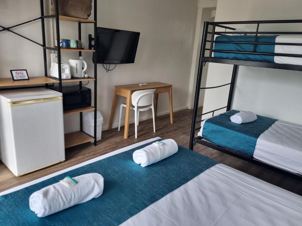 Postel nebo postele na pokoji v ubytování Bargara Beach Hotel