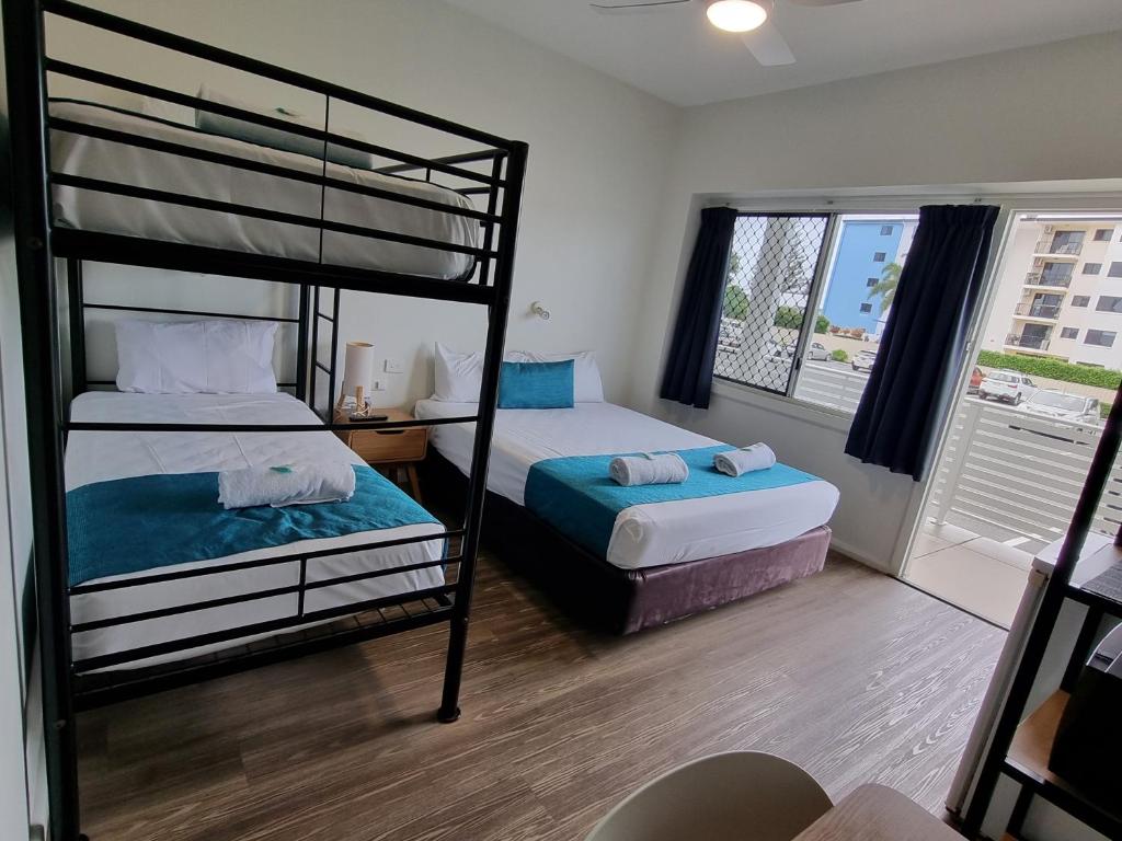 Postel nebo postele na pokoji v ubytování Bargara Beach Hotel