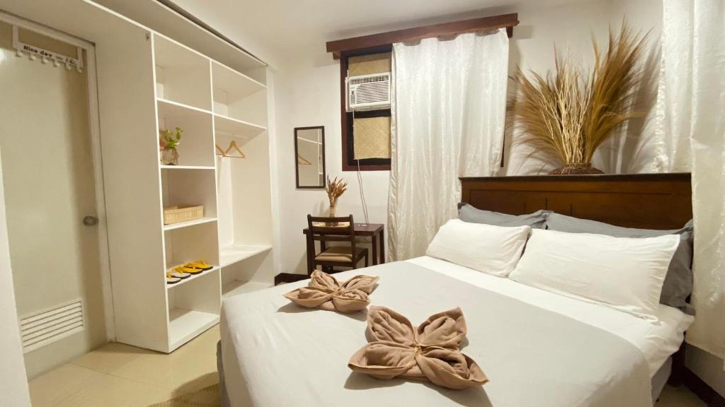 Letto o letti in una camera di Abihon HoferHaus Mactan Guesthouse