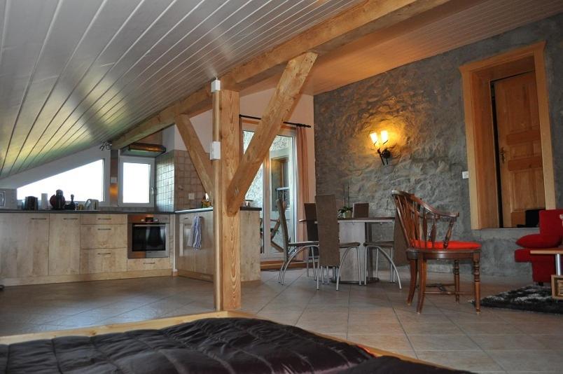 um quarto com uma cozinha e uma sala de estar em Studio de Vacances Philipona em Granges
