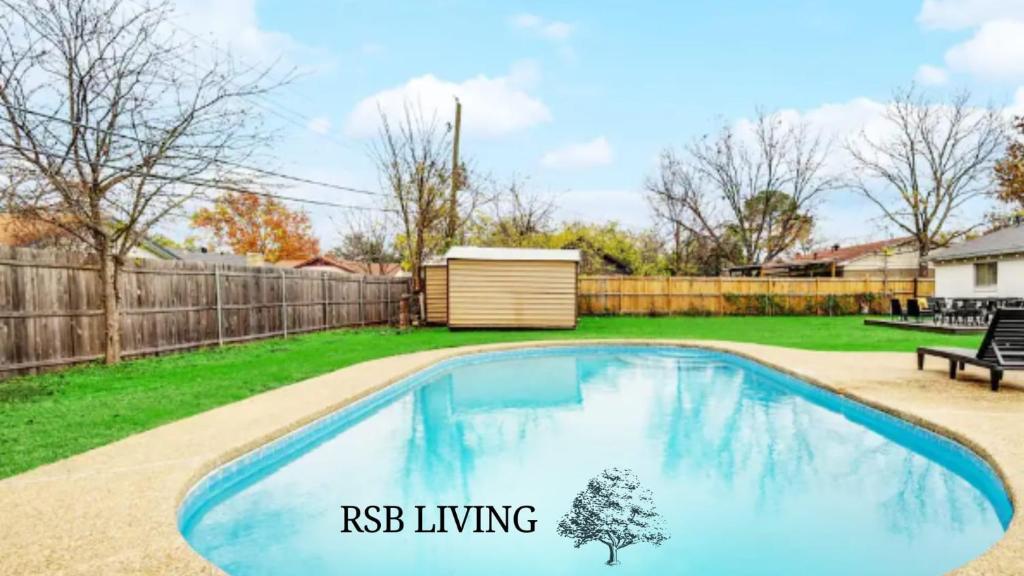 una piscina en un patio con valla en Upscale 3BR 2BA Cozy Holiday Home with Pool & Grill, en North Richland Hills