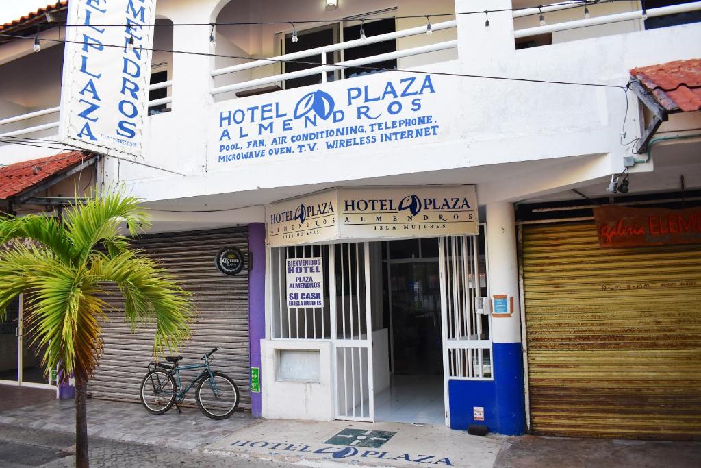 un edificio con un cartel que lee Hotel Plaza en la en Hotel Plaza Almendros, en Isla Mujeres