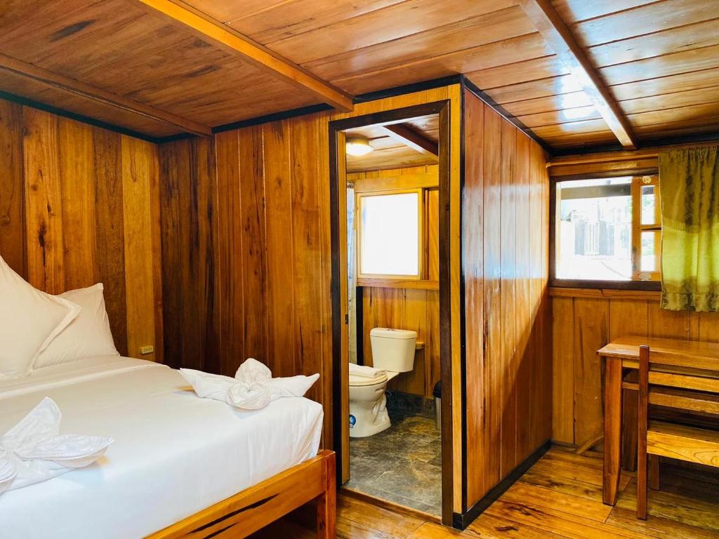 Postel nebo postele na pokoji v ubytování Guayabo Hostal Mindo