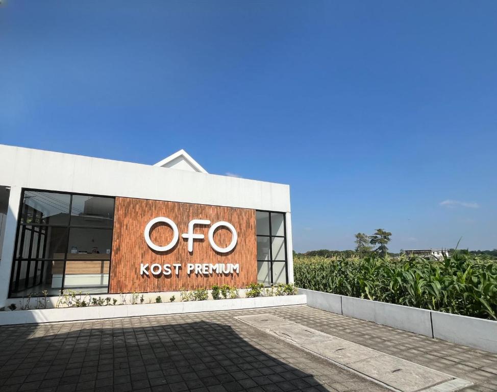 a building with a sign that reads otoostrant at OFO Kost Premium Syariah Kampung Inggris Pare in Pare