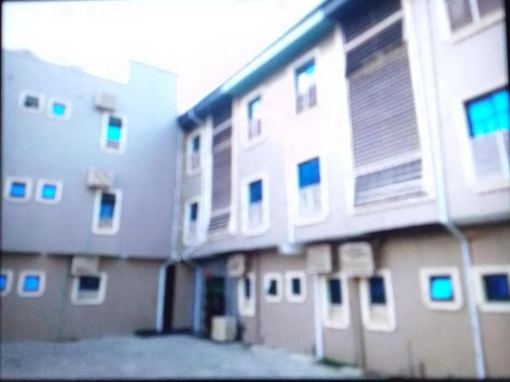 IladoにあるExclusive mansion hotel and suites Lagosの窓付き建物の近傍