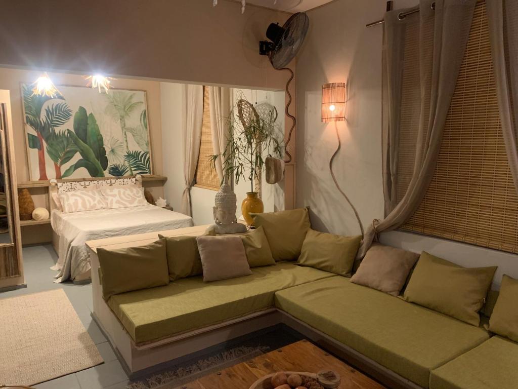 salon z kanapą i łóżkiem w obiekcie Palms Ocean views w mieście Rodrigues Island