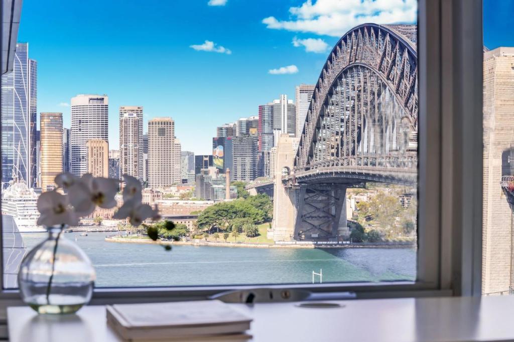 een raam met uitzicht op de Sydney Harbour Bridge bij Sydney Harbour View Apartments in Sydney