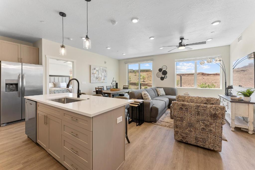 een open keuken en een woonkamer met een bank bij View to Renew condo in St. George