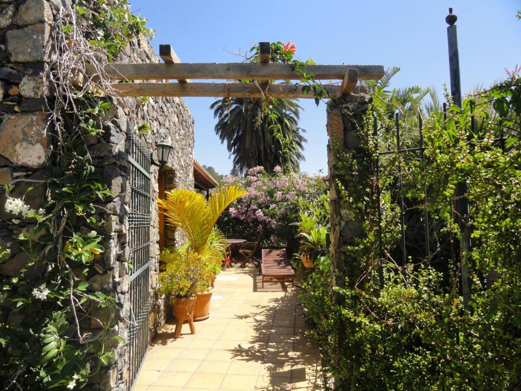 einen Garten mit Pflanzen und Blumen auf einem Gebäude in der Unterkunft Casa Rural El Lirón in Ingenio