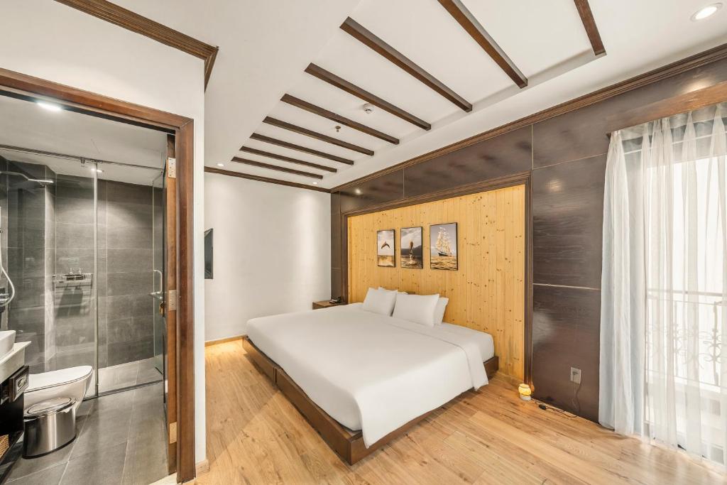 Suite có giường cỡ King với ban công