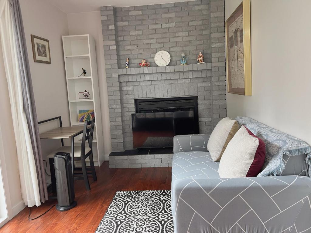 Seating area sa Lily room near golf and banff costco newly renovated queen size bed Single bathroom sofa TV