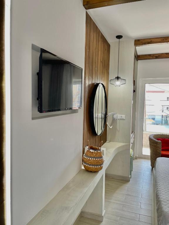 Kostas Studios - Deluxe Studio