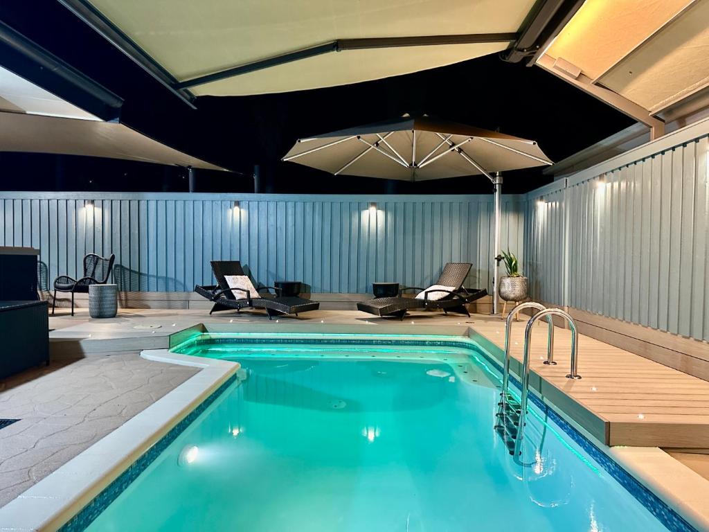 Bazén v ubytování Sweet Creek Cottage, Palm Cove, 200m to Beach, Heated Pool, Pets nebo v jeho okolí