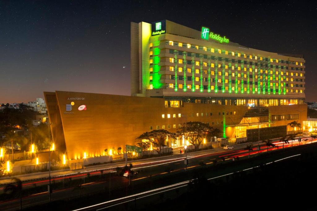 un edificio con luces verdes encima por la noche en Holiday Inn Chennai OMR IT Expressway, an IHG Hotel en Chennai