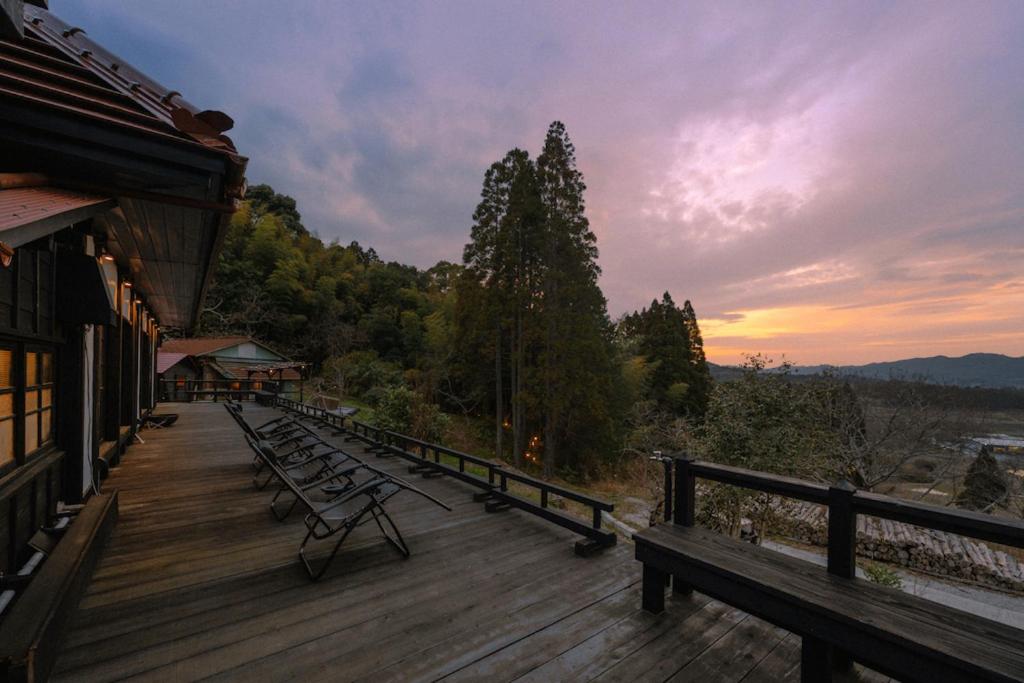 een groep banken op een terras bij zonsondergang bij Kamogawa919 in Kamogawa