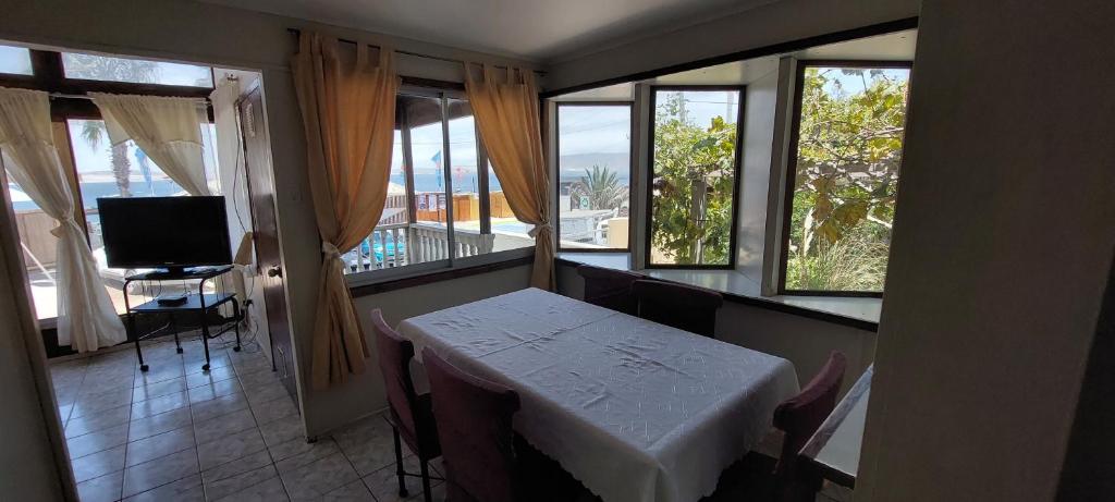 Μια τηλεόραση ή/και κέντρο ψυχαγωγίας στο Cabañas Villa Alegre