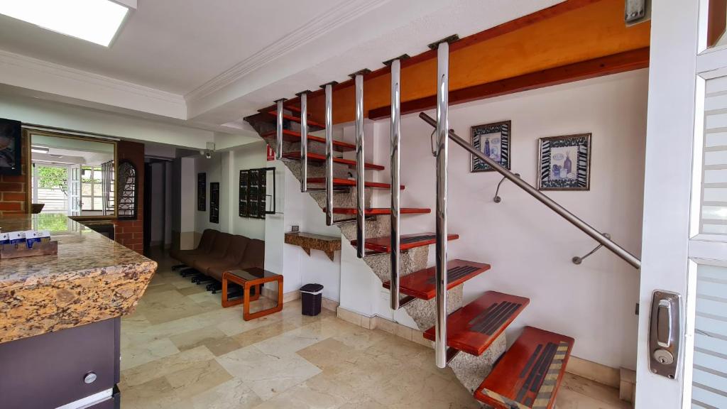 una escalera de caracol en una casa con sala de estar en Gran Caribe Hotel, en Medellín