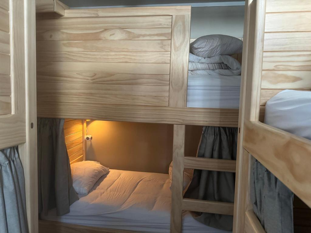 Postel nebo postele na pokoji v ubytování UpTown Backpackers