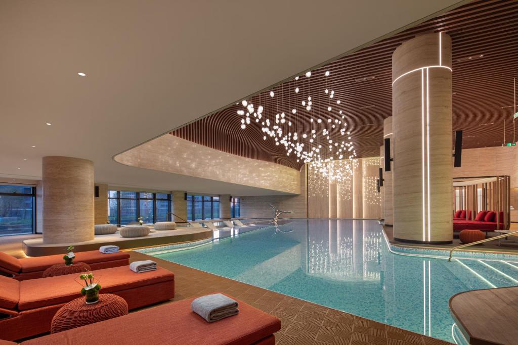 Bazén v ubytování Radisson Collection Lingang Shanghai nebo v jeho okolí