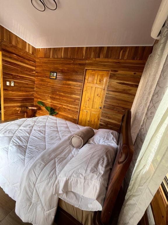 Postel nebo postele na pokoji v ubytování Cabaña privada cerca de Manuel Antonio