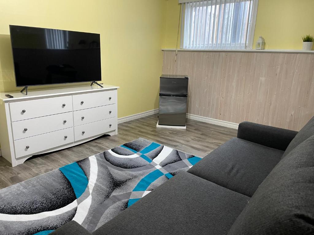 TV a/nebo společenská místnost v ubytování Private Suite in Niagara Falls