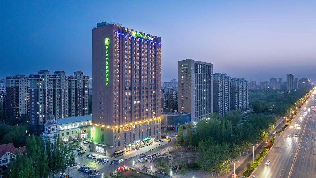 银川银川中心智选假日酒店的一座高大的建筑,城市里灯火通明