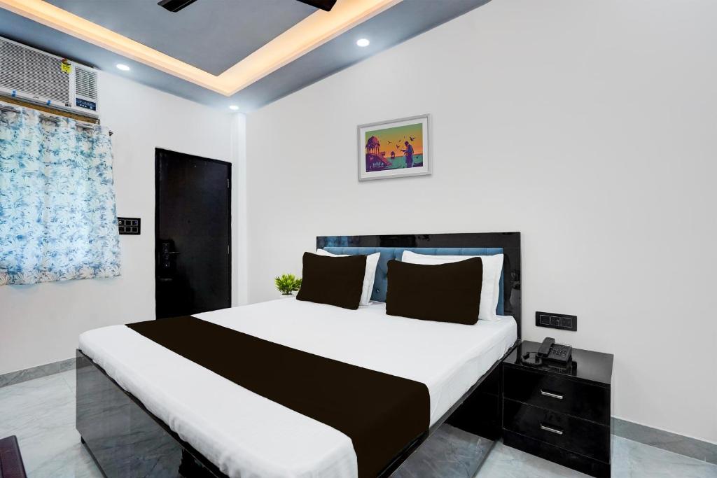 Postel nebo postele na pokoji v ubytování Hotel O Karan Residency