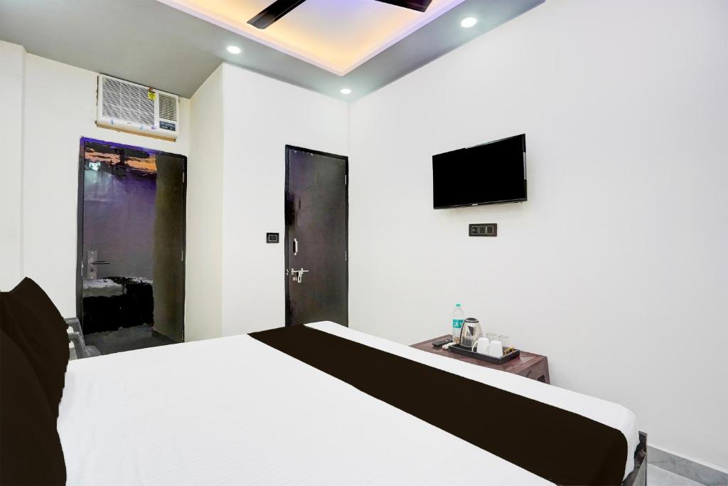 TV a/nebo společenská místnost v ubytování Hotel O Karan Residency