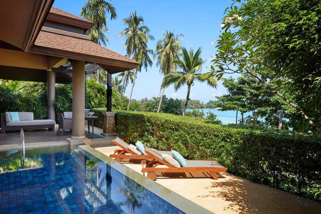 Bazén v ubytování Pullman Phuket Panwa Beach Resort nebo v jeho okolí