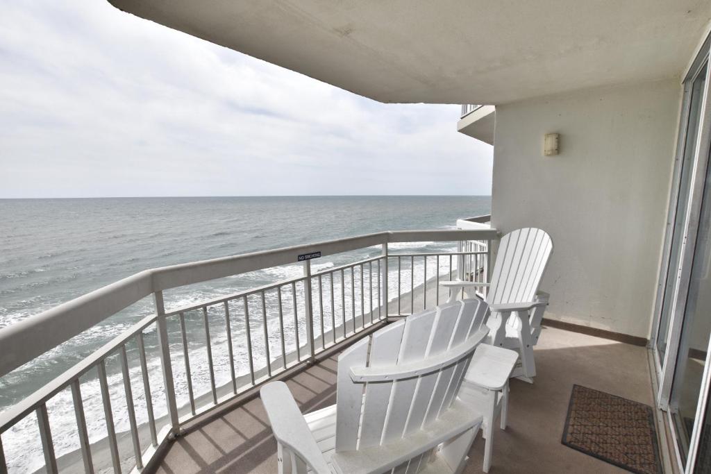 2 sedie su un balcone affacciato sull'oceano di 0903 Waters Edge Resort condo a Myrtle Beach