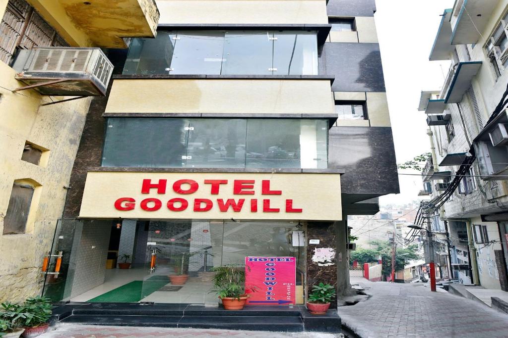 uma placa de bom sinal do hotel ao lado de um edifício em Collection O Goodwill Hotel em Jamu
