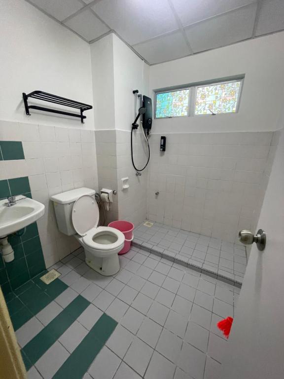 een badkamer met een toilet en een wastafel bij SEA LA VIE @ LAGUNA CONDO RESORT in Port Dickson