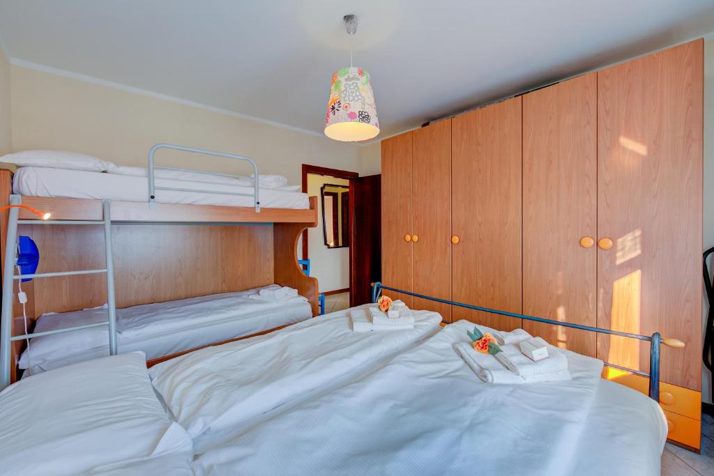 A bed or beds in a room at Casa Angiolina Lake And Mountain View - Happy Rentals