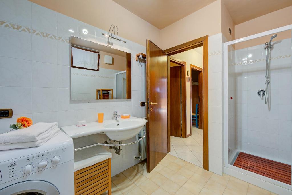 A bathroom at Casa Angiolina Lake And Mountain View - Happy Rentals