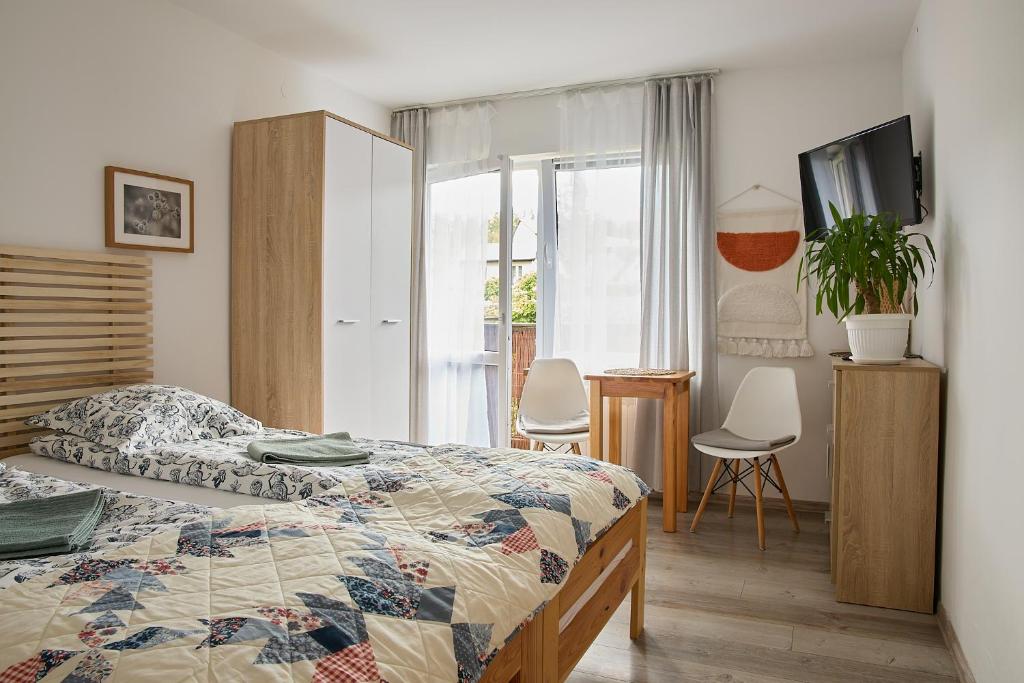 1 dormitorio con cama y ventana en Pokoje Gościnne "SOSENKA", en Cisna