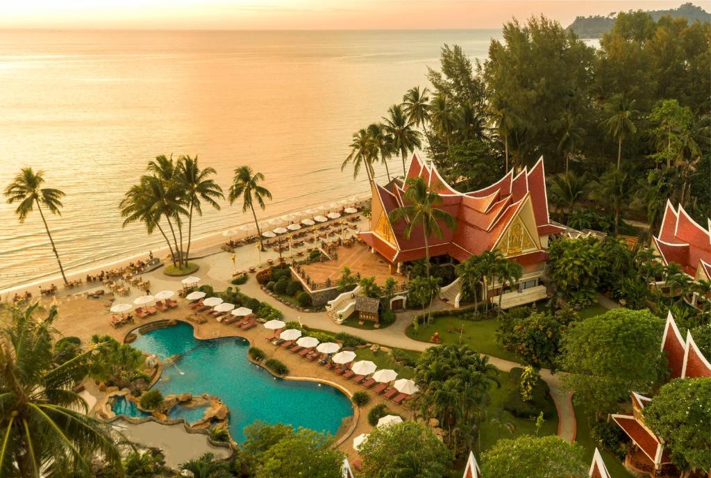 una vista aérea del complejo y del océano en Santhiya Tree Koh Chang Resort, en Ko Chang