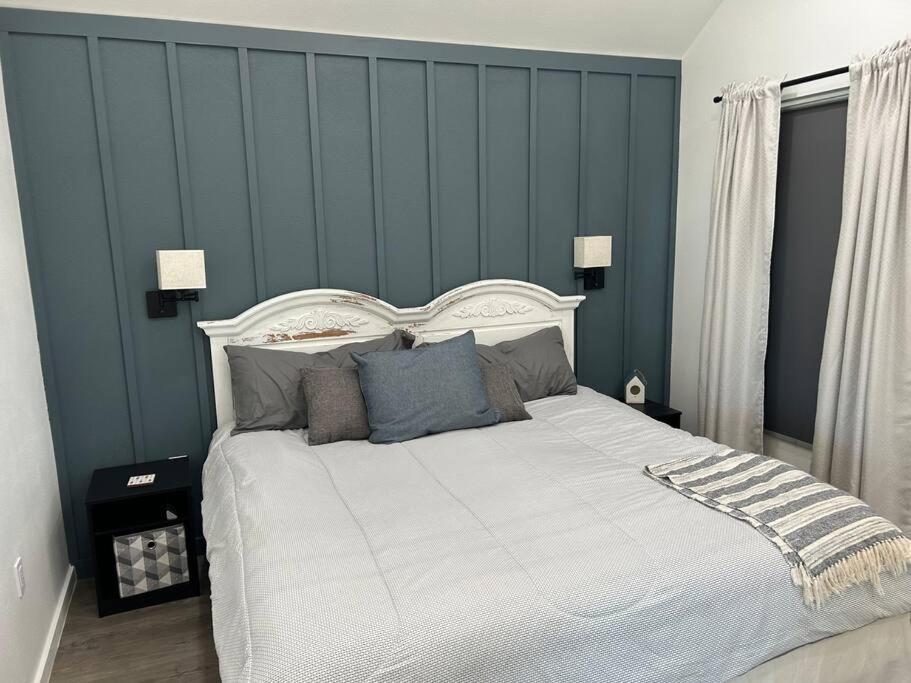 1 dormitorio con 1 cama blanca grande y paredes azules en Private King Suite near Buffalo River, Perfect for 5 en Compton