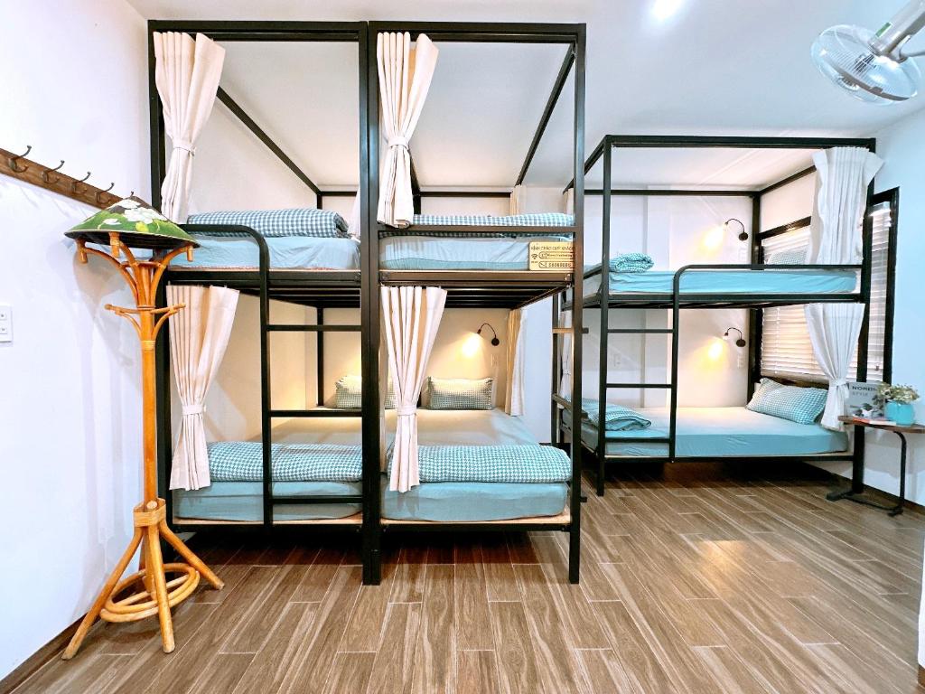 a bunk bed room with two bunk beds at Moon Homestay in Thôn Kim Long (1)
