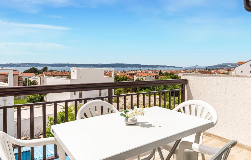 2 Bedroom Awesome Apartment In Kastel Kambelovac